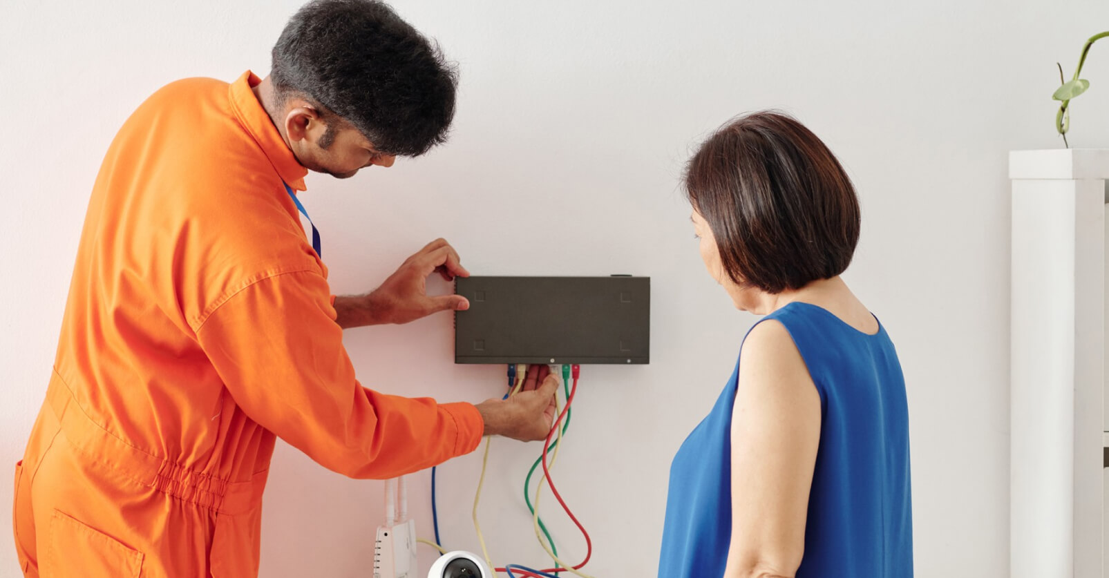 Roboterstaubsauger auf hellem Boden für Smart-Home-Hausautomation