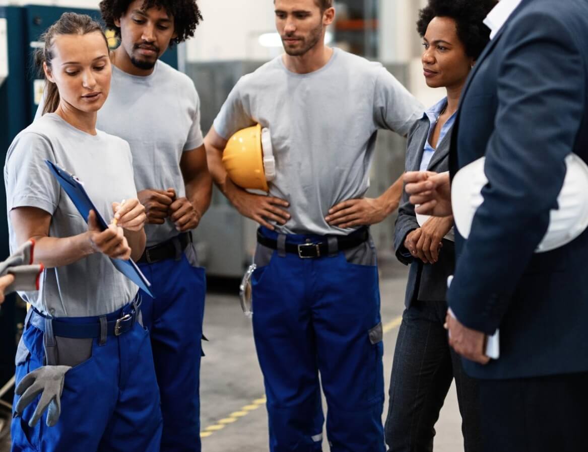 Elektriker-Team in Arbeitskleidung als Motivation für Stellenangebote