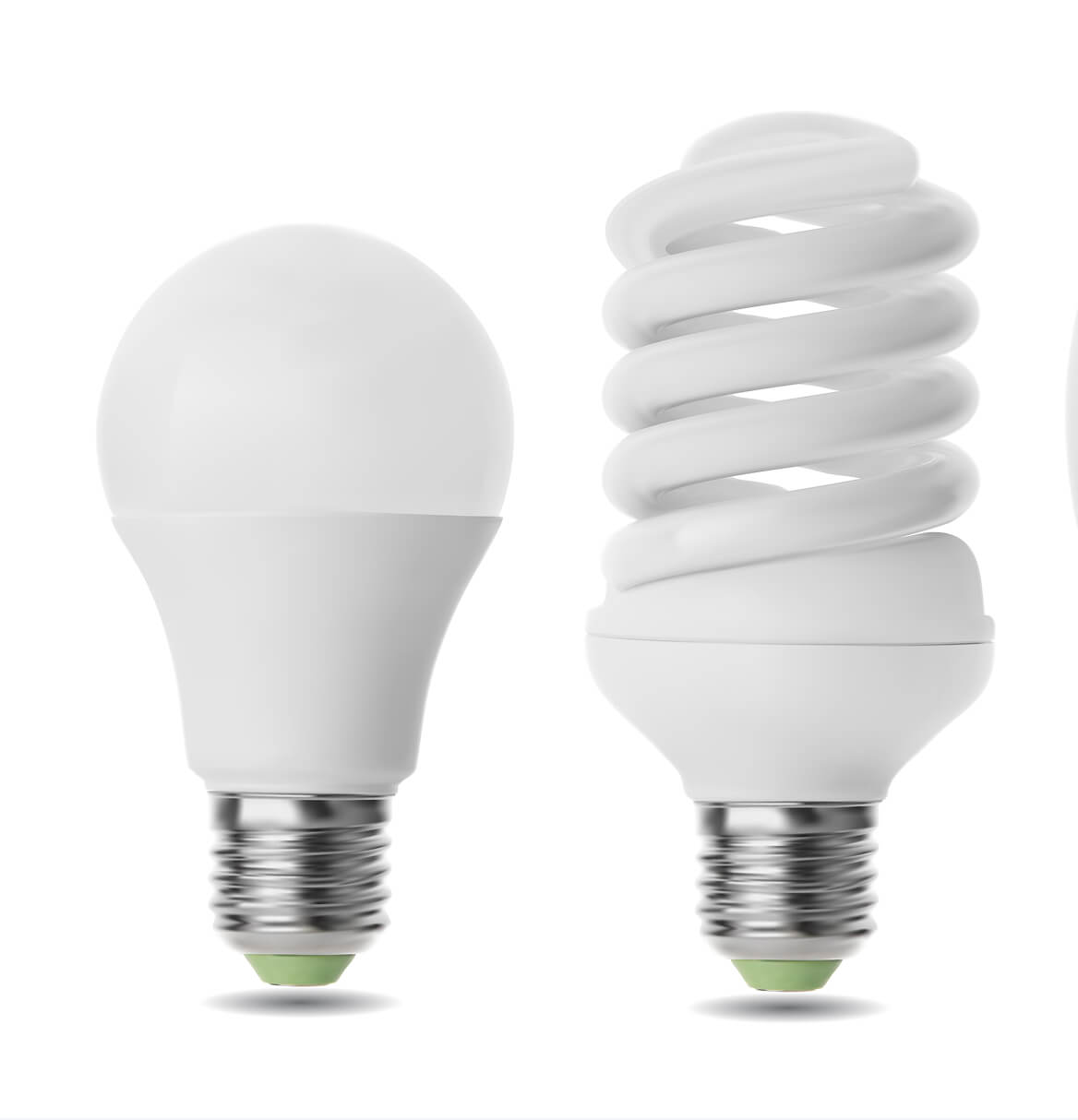 LED-Lampe neben Energiespar-Spirallampe im Vergleich auf weißem Hintergrund