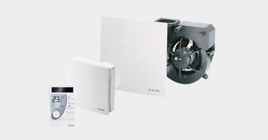 Modernes Wohnzimmer mit Smart-Home-Bedienfeld und LED-Beleuchtung