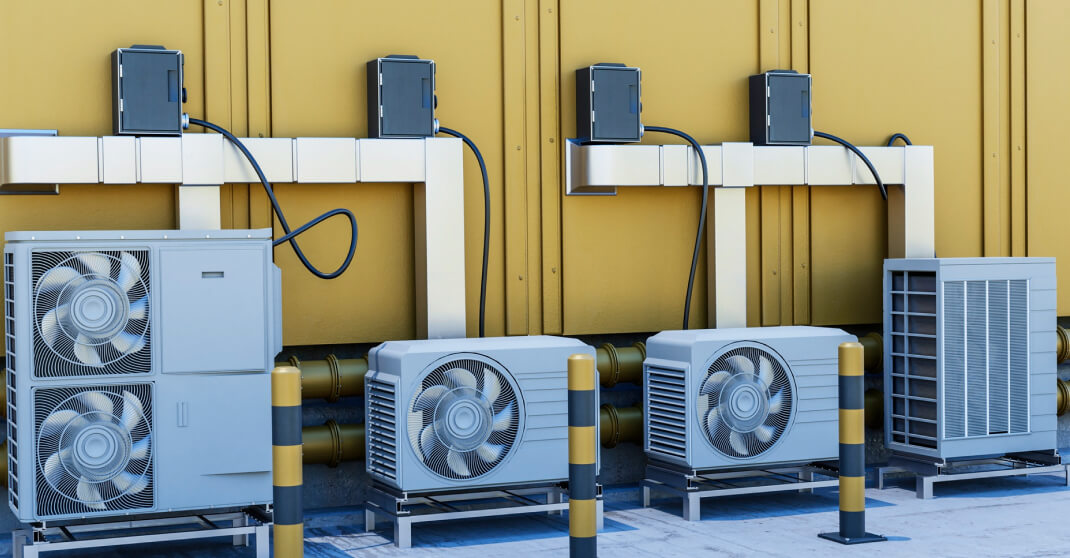 Glühbirne und Energiesparlampe nebeneinander für LED-Vergleichsberatung