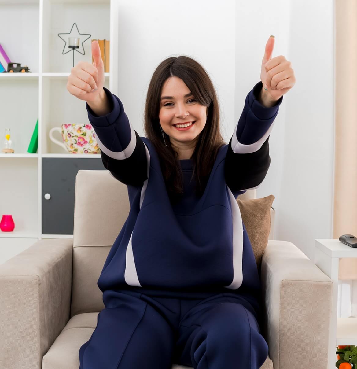Zufriedene Kundin zeigt Daumen hoch in modernem Wohnzimmer