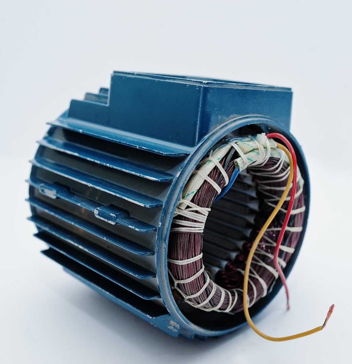 Elektromotor-Stator mit Kupferspulenwicklung auf weißem Hintergrund
