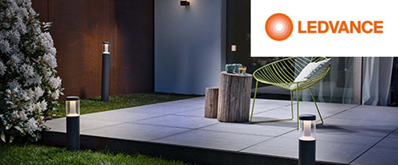 LED-Wegeleuchten beleuchten Terrasse und Garten eines modernen Hauses bei Nacht