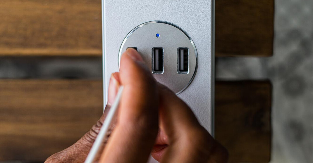 Gira Rauchwarnmelder an Decke mit roten LED-Signalring bei Rauchdetektierung