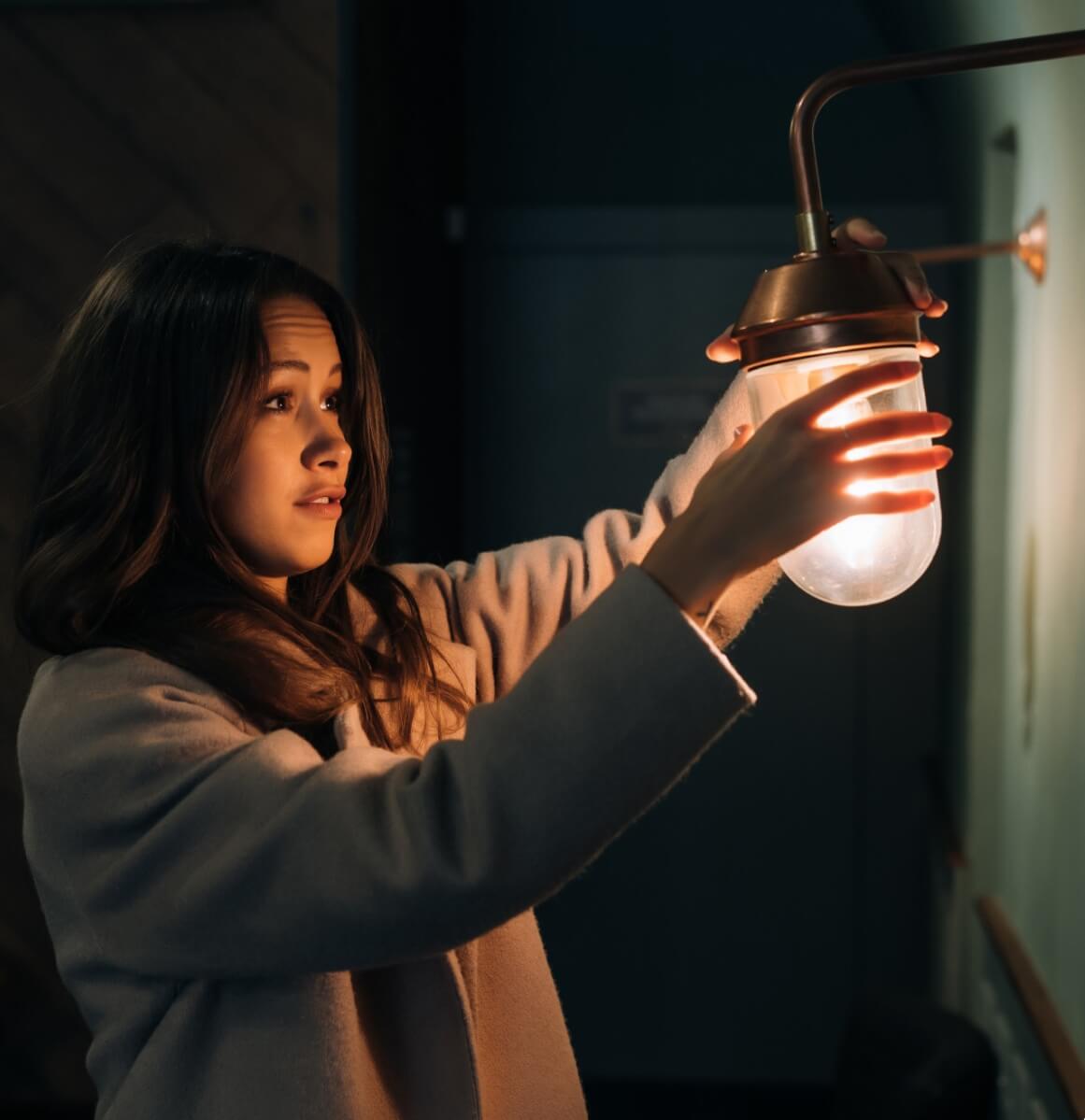 Elektriker prüft mit Tablet Elektroschaltanlage in Technikkeller