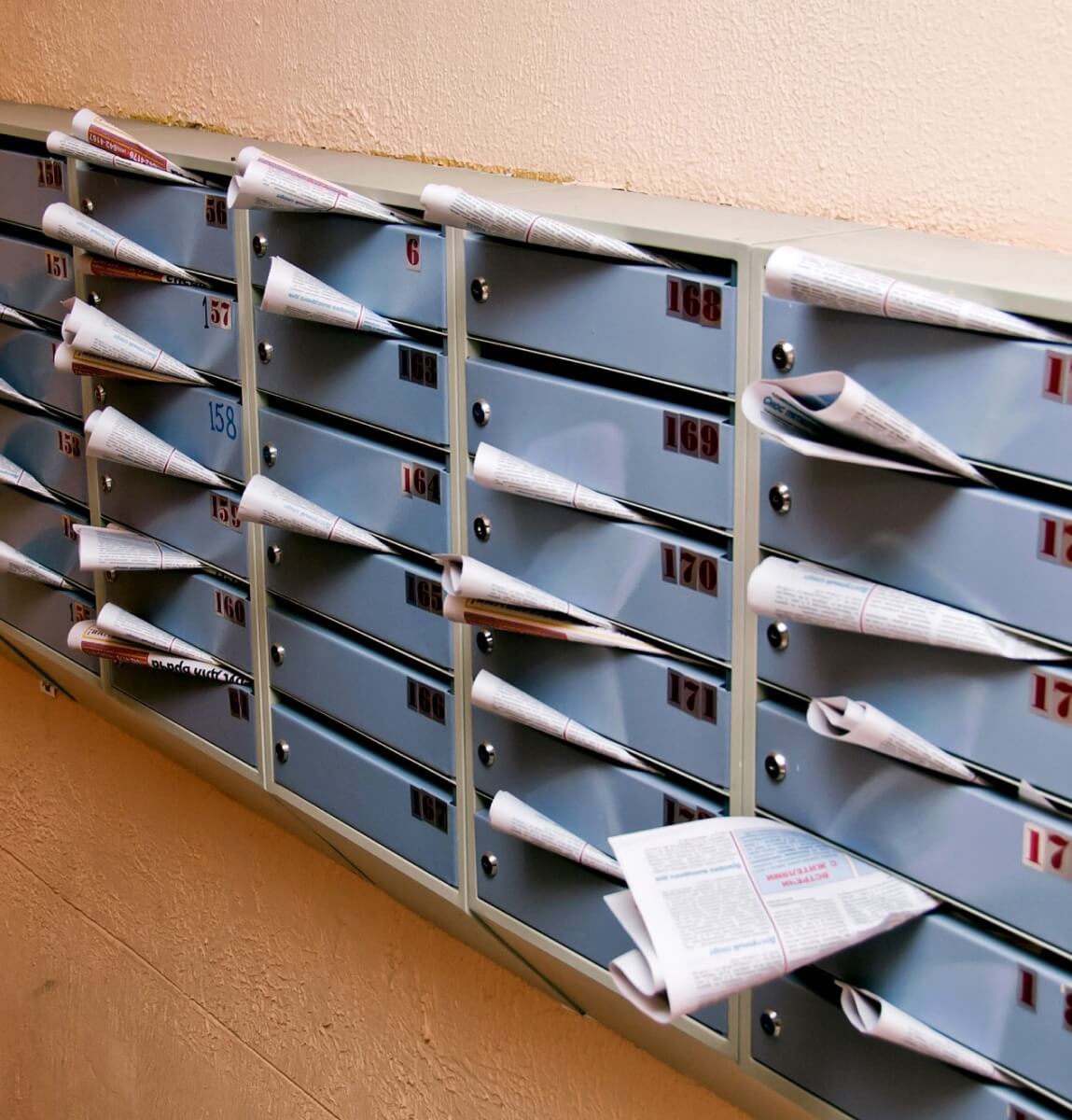 Elektriker mit Schutzhelm öffnet Außen-Schaltschrank für Inspektion