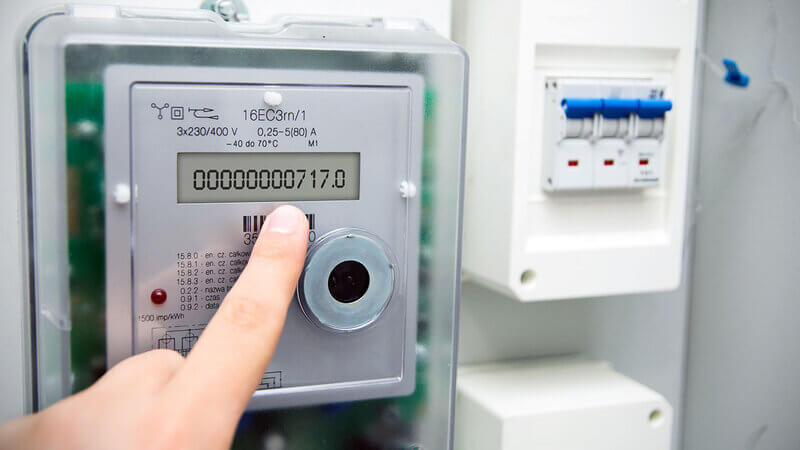 Smart Meter digitaler Stromzähler an weißer Wand für Energieüberwachung